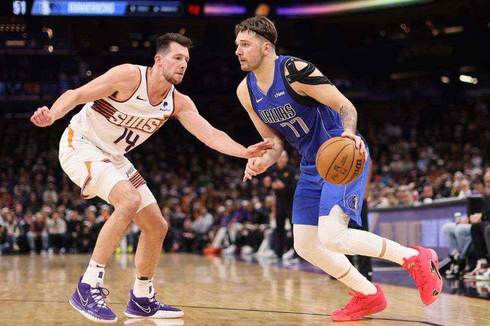 Luka Doncic (der.), figura de los Dallas Mavericks.