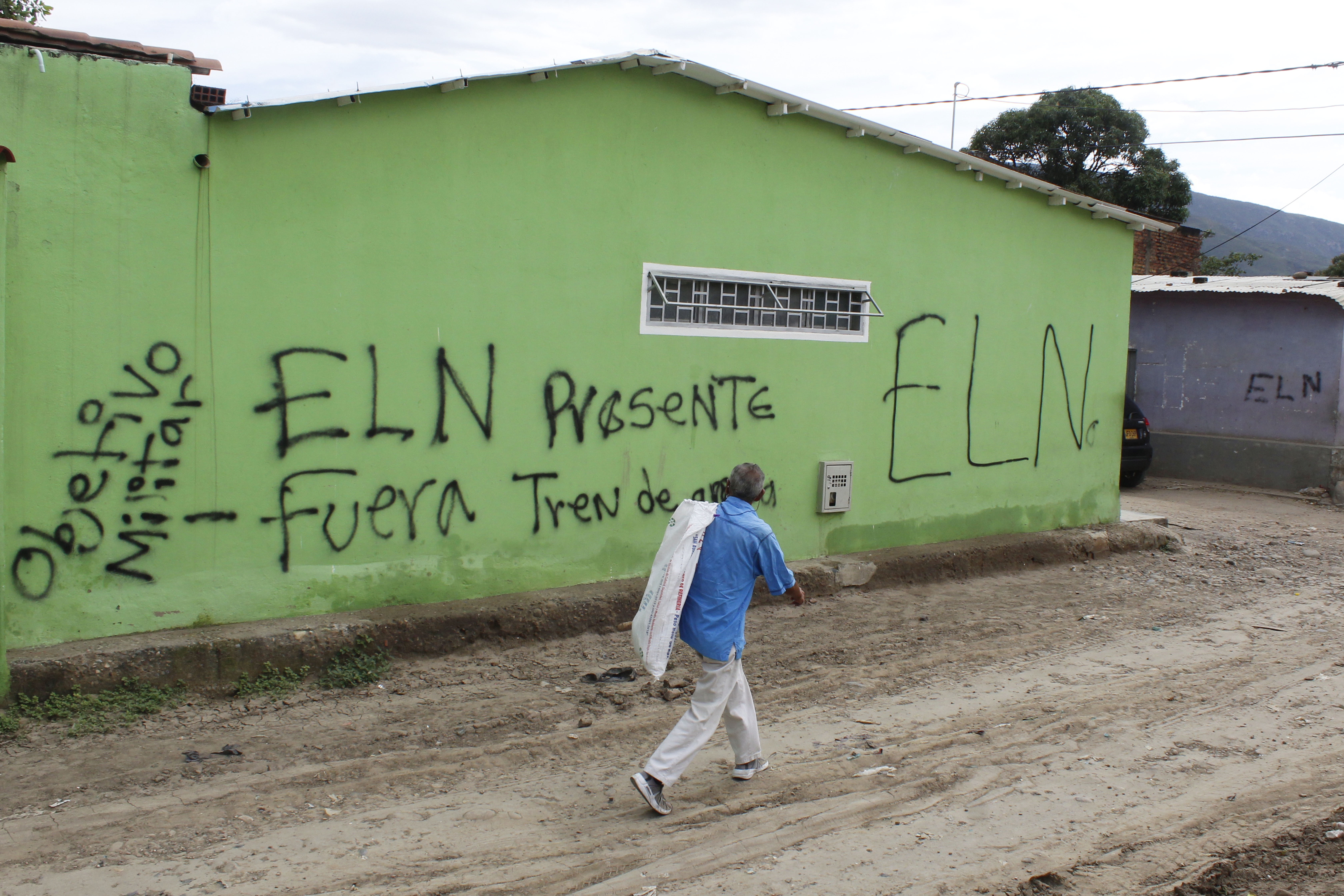 ACOMPAÑA CRÓNICA: COLOMBIA VENEZUELA - VIL400. VILLA DEL ROSARIO (COLOMBIA), 04/05/2022.- Fotografía del 02 de mayo de 2022 que muestra las paredes pintadas con letreros alusivos al grupo guerrillero Ejército de Liberación Nacional (ELN) en las calles del sector de La Parada, en Villa del Rosario (Colombia). En La Parada, caserío colombiano fronterizo con la ciudad venezolana de San Antonio del Táchira, los habitantes viven a diario con miedo y zozobra por el incremento de la violencia de grupos guerrilleros y de narcotraficantes. Desde el ruido de las ráfagas de fusil a cualquier hora del día, hasta pintadas en las paredes de las viviendas con las siglas de la guerrilla del Ejército de Liberación Nacional (ELN), el conflicto que ha llegado hasta la frontera hace parte de su vida cotidiana. EFE/ Mario Caicedo