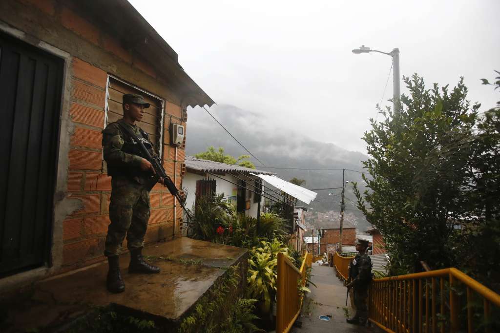MED101 - MEDELLÍN (COLOMBIA), 06/05/2022.- Miembros del Ejército realizan un patrullaje hoy en el barrio La Sierra en Medellín (Colombia), para garantizar la seguridad en este sector debido al "Paro Armado". Al menos 100 vehículos, entre camiones, autobuses y motocicletas, han resultado "afectados" por el "paro armado" ordenado el jueves por el Clan del Golfo en represalia por la extradición a EE.UU. de su máximo jefe, Dairo Antonio Úsuga, alias "Otoniel", acciones que también han causado zozobra entre la población. EFE/Luis Eduardo Noriega A.