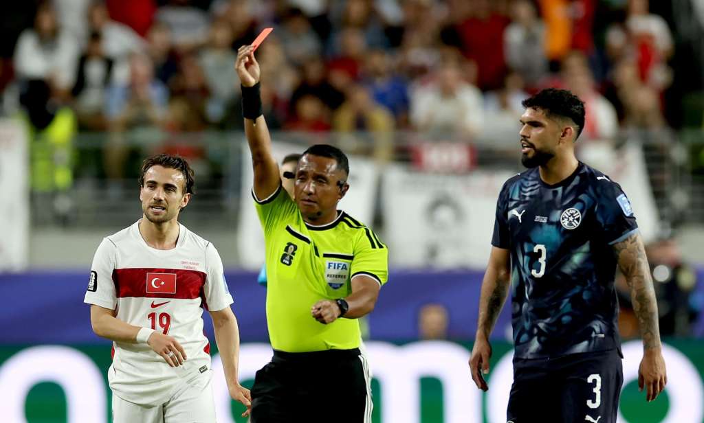 SAN FRANCISCO (United States), 20/06/2026.- Referee Ivan Arcides Barton Cisneros shows a red card to Miguel Almiron of Paraguay (not in picture) during the FIFA World Cup 2026 group stage match Turkey against Paraguay, in San Francisco, USA, 19 June 2026. (Turquía) EFE/EPA/BENJAMIN FANJOY