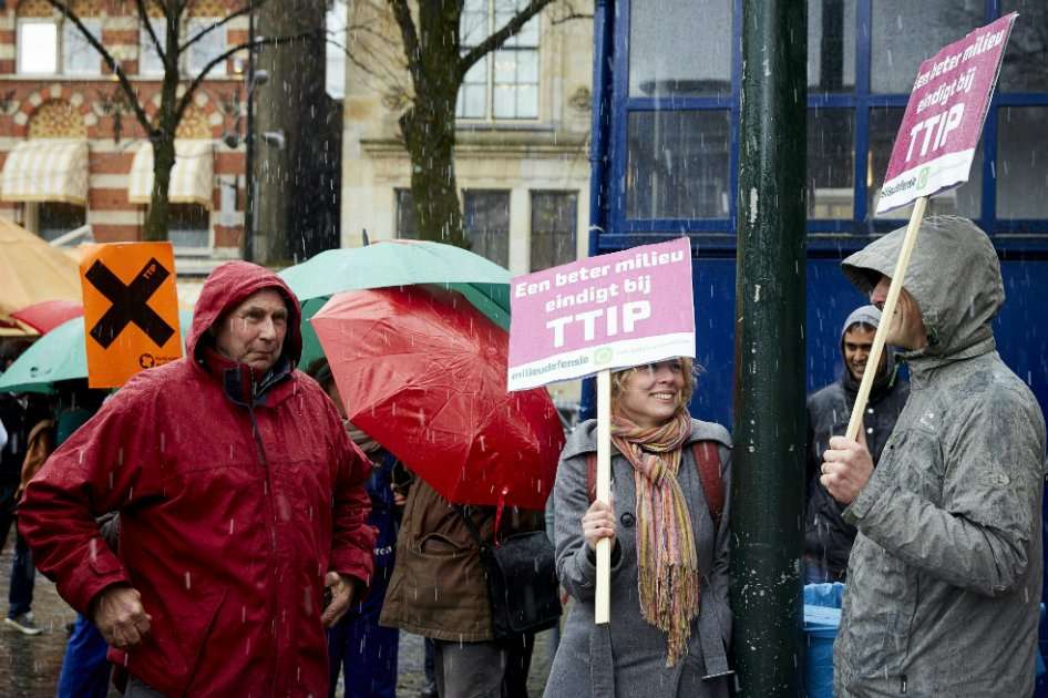 Personas se manifestaron en contra del TTIP en Holanda. /Afp