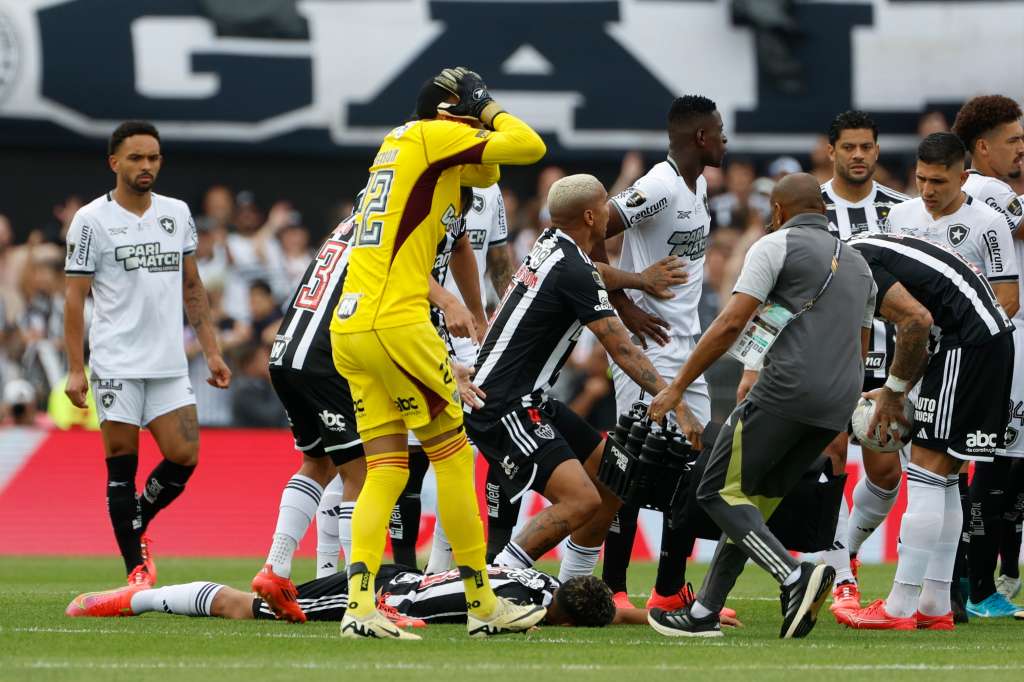 EVE6025. BUENOS AIRES (ARGENTINA), 30/11/2024.- Fausto Vera (abajo) de Mineiro yace luego de una falta este sábado, en la final de la Copa Libertadores entre Atlético Mineiro y Botafogo, en el estadio Más Monumental en Buenos Aires (Argentina). EFE/ Antonio Lacerda