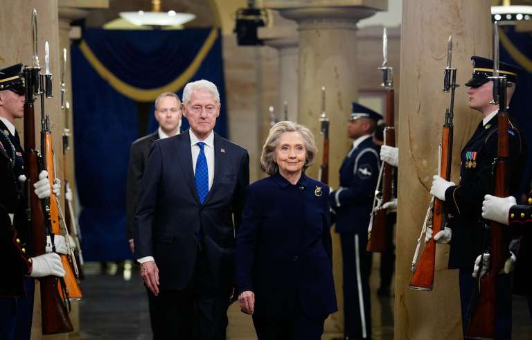 Washington (United States), 20/01/2025.- Former President Bill Clinton and former Secretary of State Hillary Clinton arrive ahead of the 60th inaugural ceremony on January 20, 2025, at the US Capitol in Washington, DC. Trump becomes the 47th president of the United States in a rare indoor inauguration ceremony. The parade was also moved inside Capitol One Arena due to weather. (Estados Unidos) EFE/EPA/Melina Mara / POOL
