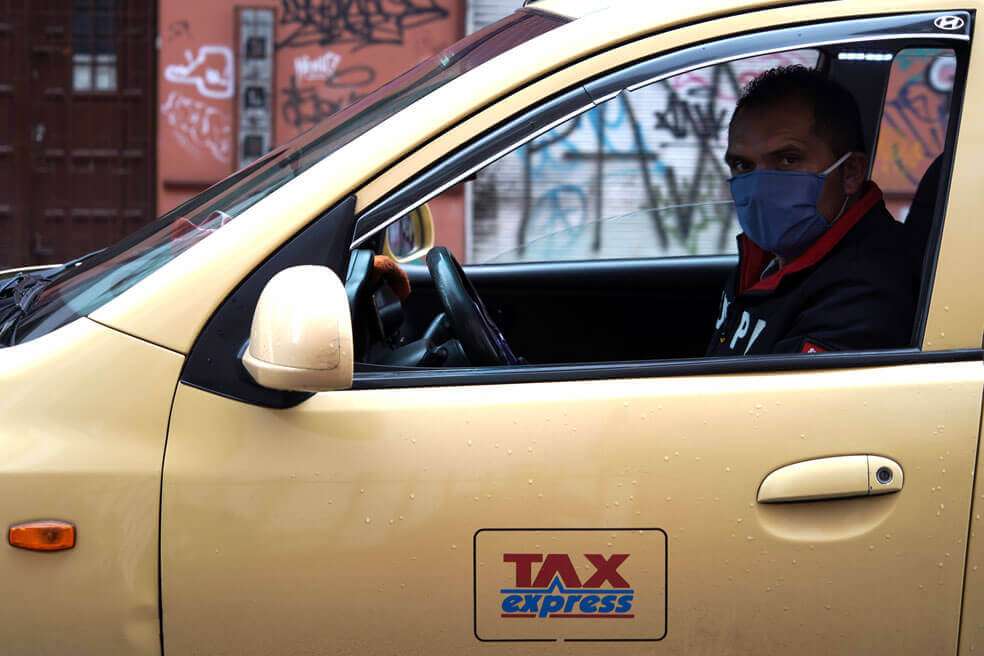 El uso del tapabocas y el gel antibacterial ha sido indispensable para los taxistas durante la cuarentena. / Archivo El Espectador