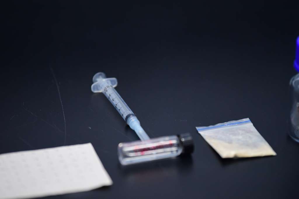 Proceso de análisis del opioide sintético fentanilo realizado por científicos de la Dirección de Antinarcóticos de Colombia en su laboratorio químico de investigación.