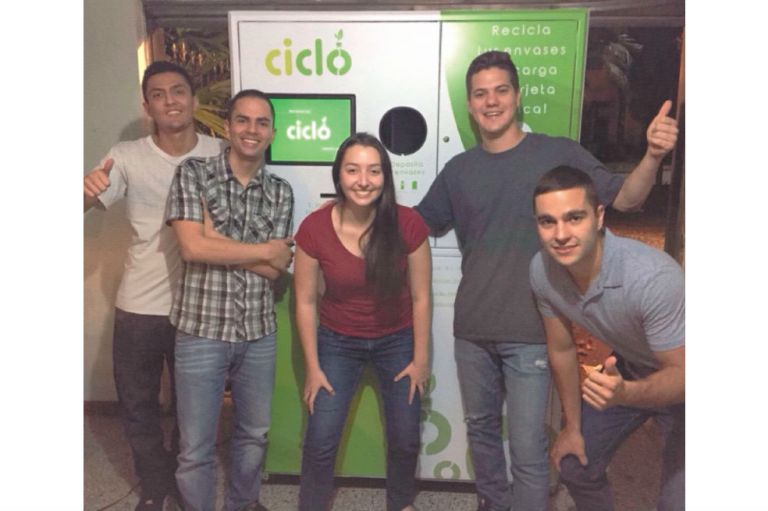 ¡Ojo a las botellas! Los millenials que hicieron posible pagar el metro reciclando