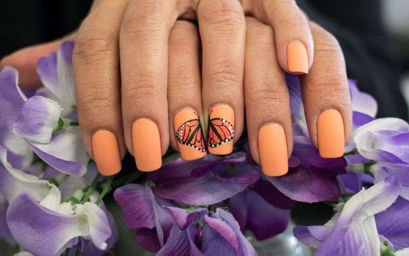 Uñas de acrílico con mariposas serán tendencia