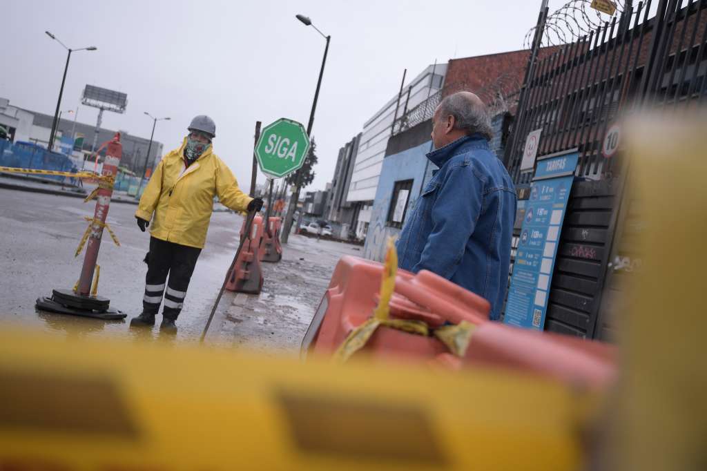 Cerramiento en la Avenida 68 con Calle 13 para la adecuación de la troncal de Transmilenio.
