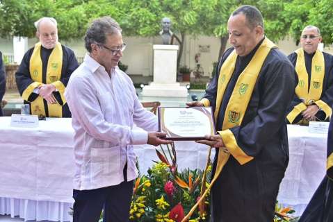 Petro recibe título Doctorado Honoris Causa de universidades públicas del Caribe