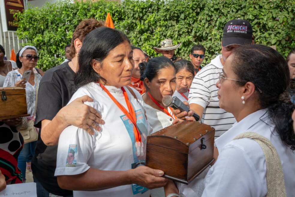 Los familiares, buscadores de sus desaparecidos y de la verdad de la guerra, entregaron a la JEP cofres que simbolizan su lucha. / Fotos: Sebastián Zuleta Ríos.