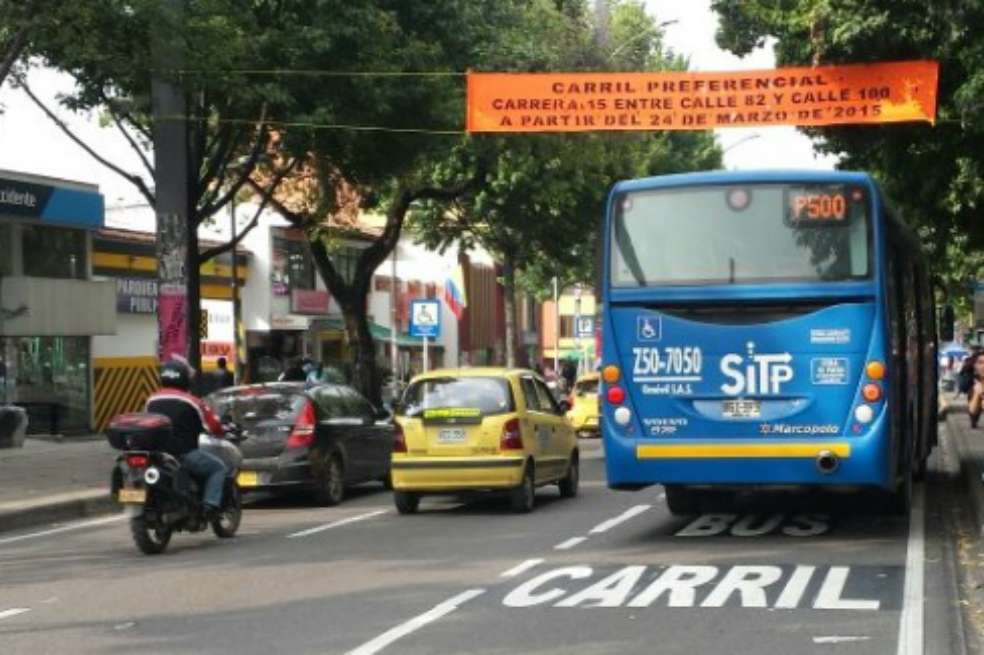 Según el gremio de taxistas, han sido multados por parar en los carriles exclusivos a dejar o recoger servicios. / Archivo