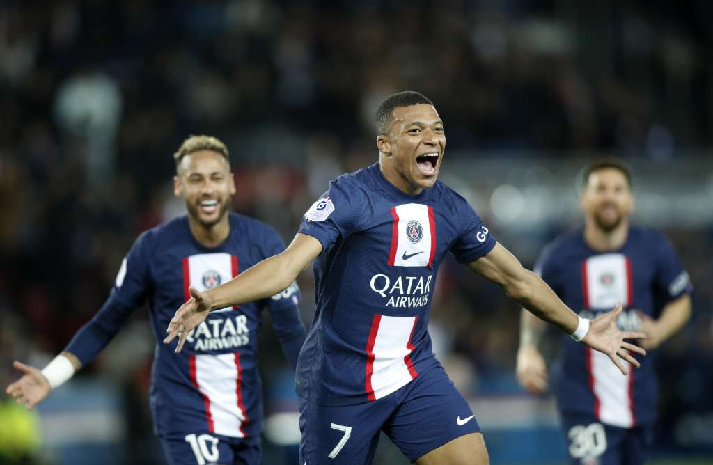 Paris (France), 01/10/2022.- Paris Saint Germain's Kylian Mbappe celebrates after scoring the 2-1 lead during the French Ligue 1 soccer match between PSG and OGC Nice at the Parc des Princes stadium in Paris, France, 01 October 2022. (Francia, Niza) EFE/EPA/YOAN VALAT