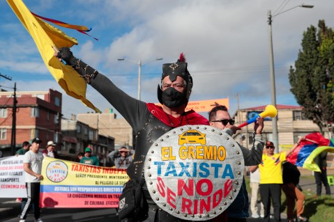Particulares no pueden prestar servicio de transporte: Distrito habló con taxistas