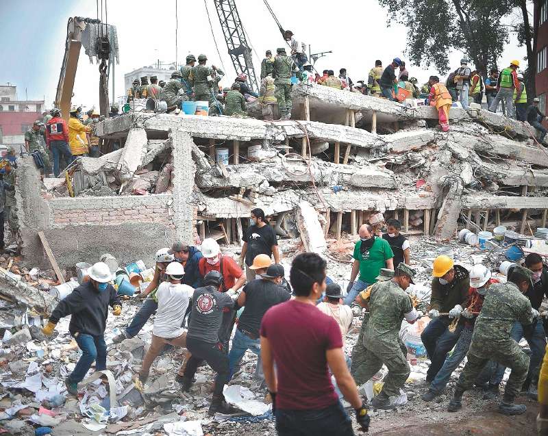 Rescatistas, bomberos, policías y soldados ayudan a los sobrevivientes junto a personas voluntarias.