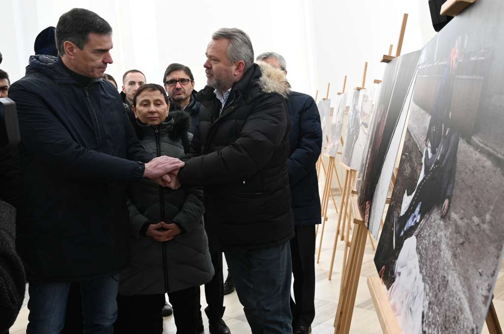 Bucha (UCRANIA), 23/02/2023.- El presidente del Gobierno, Pedro Sánchez (i), visita el barrio de Irpin en Bucha, cerca de Kiev, Ucrania, junto al alcalde de la ciudad, Anatoly Fedoruk (d). La visita este jueves a Ucrania del jefe del Gobierno, Pedro Sánchez, es la segunda que realiza desde el inicio de la invasión rusa hace justo un año, y con ella pretende ratificar al presidente de Ucrania, Volodímir Zelenski, el pleno apoyo de España a su país. EFE/ Moncloa/borja Puig De La Bellacasa SOLO USO EDITORIAL/SOLO DISPONIBLE PARA ILUSTRAR LA NOTICIA QUE ACOMPAÑA (CRÉDITO OBLIGATORIO)