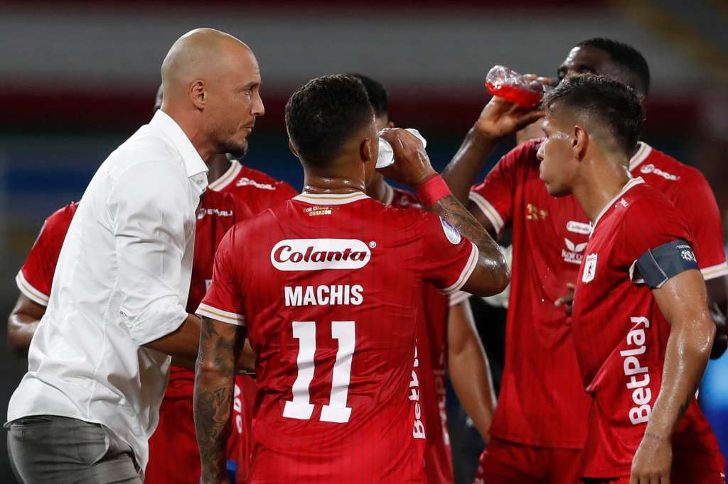 AME6456. CALI (COLOMBIA), 28/05/2026.- El entrenador de América, David González (i), habla con sus jugadores este jueves, en un partido de la Copa Sudamericana entre América y Macará en el estadio Pascual Guerrero en Cali (Colombia). EFE/ Ernesto Guzmán Jr.