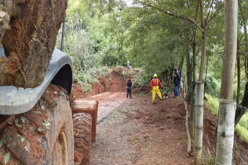 El Cuerpo de Bomberos Voluntarios del municipio adelantó labores de remoción de lodo para permitir el paso de vehículos por este corredor vial.