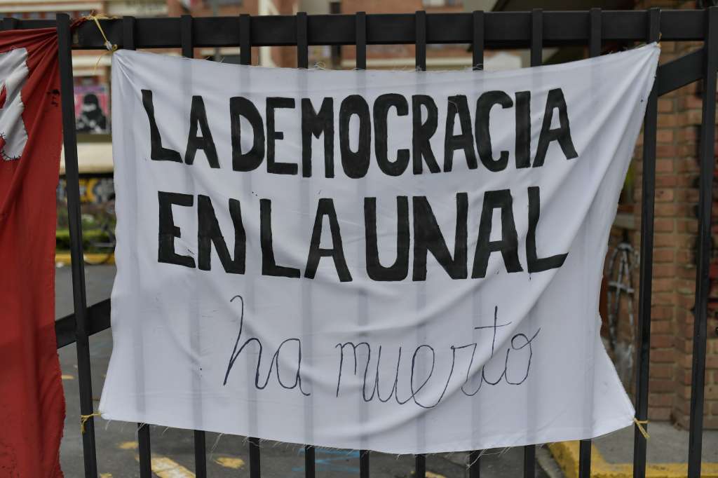Carteles contra el Rector de la Universidad Nacional