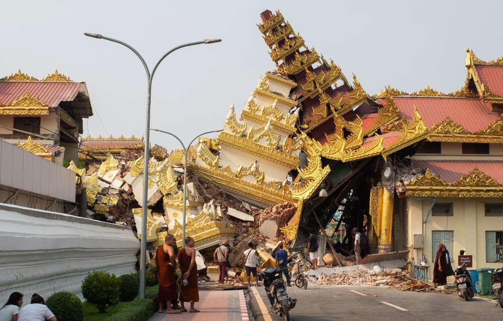 FOTODELDÍA MANDALY, 29/03/2025.- Derrumbe de la Pagoda Maha Myat Muni tras el terremoto de ayer en Mandalay. El sismo dejó un total de 1.002 muertos, 2.376 heridos y 30 desaparecidos. EFE/EPA/STRINGER