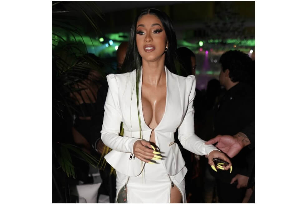 Cardi no ha recurrido a una técnica 'casera' para ampliar su colección de tatuajes, como sí han hecho personajes como Paris Jackson y Kaia Gerber. / Cortesía
