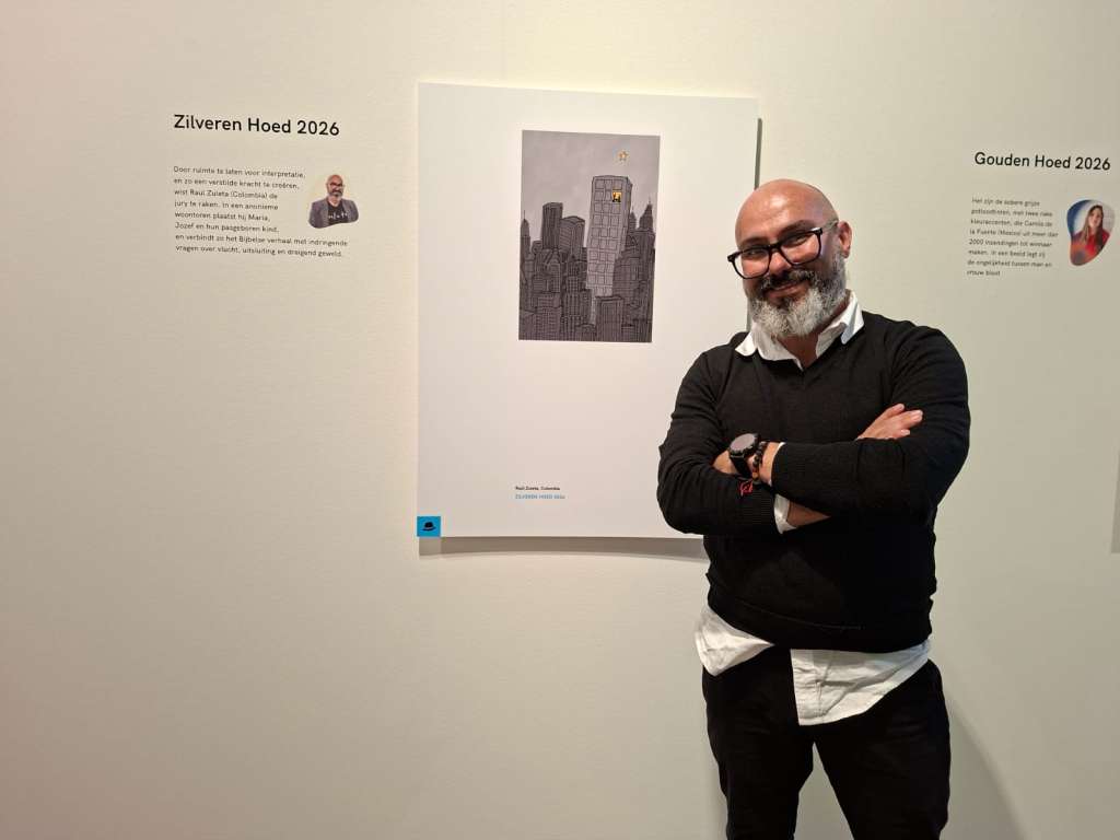 Raúl Zuleta junto a su caricatura con la que obtuvo el Silver Hat, reconocimiento al segunda lugar en el Knokke-Heist Cartoon Festival.