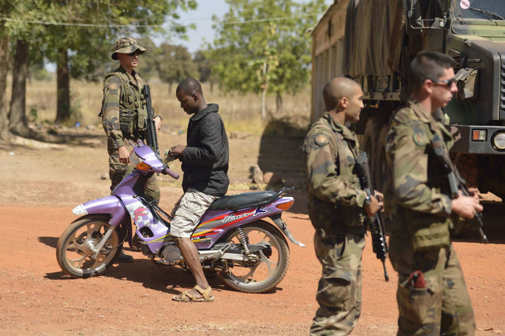 Tropas francesas estacionadas cerca de Bamako (Malí), junto a los civiles malienses. / AFP