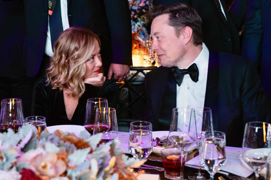 New York (United States), 23/09/2024.- A handout photo made available by Chigi Palace on 24 September 2024 shows Italian Prime Minister Giorgia Meloni (L) and Tesla co-founder and CEO Elon Musk talking during a ceremony at the Ziegfeld Ballroom in New York, USA, late 23 September 2024. Elon Musk presented Italian Minister Giorgia Meloni with the 'Global Citizen Award 2024' from Washington-based think tank Atlantic Council, saying Meloni had done "an incredible job" as prime minister with "record growth and employment". (Italia, Nueva York) EFE/EPA/FILIPPO ATTILI/US PALAZZO CHIGI PRESS OFFICE HANDOUT HANDOUT EDITORIAL USE ONLY/NO SALES