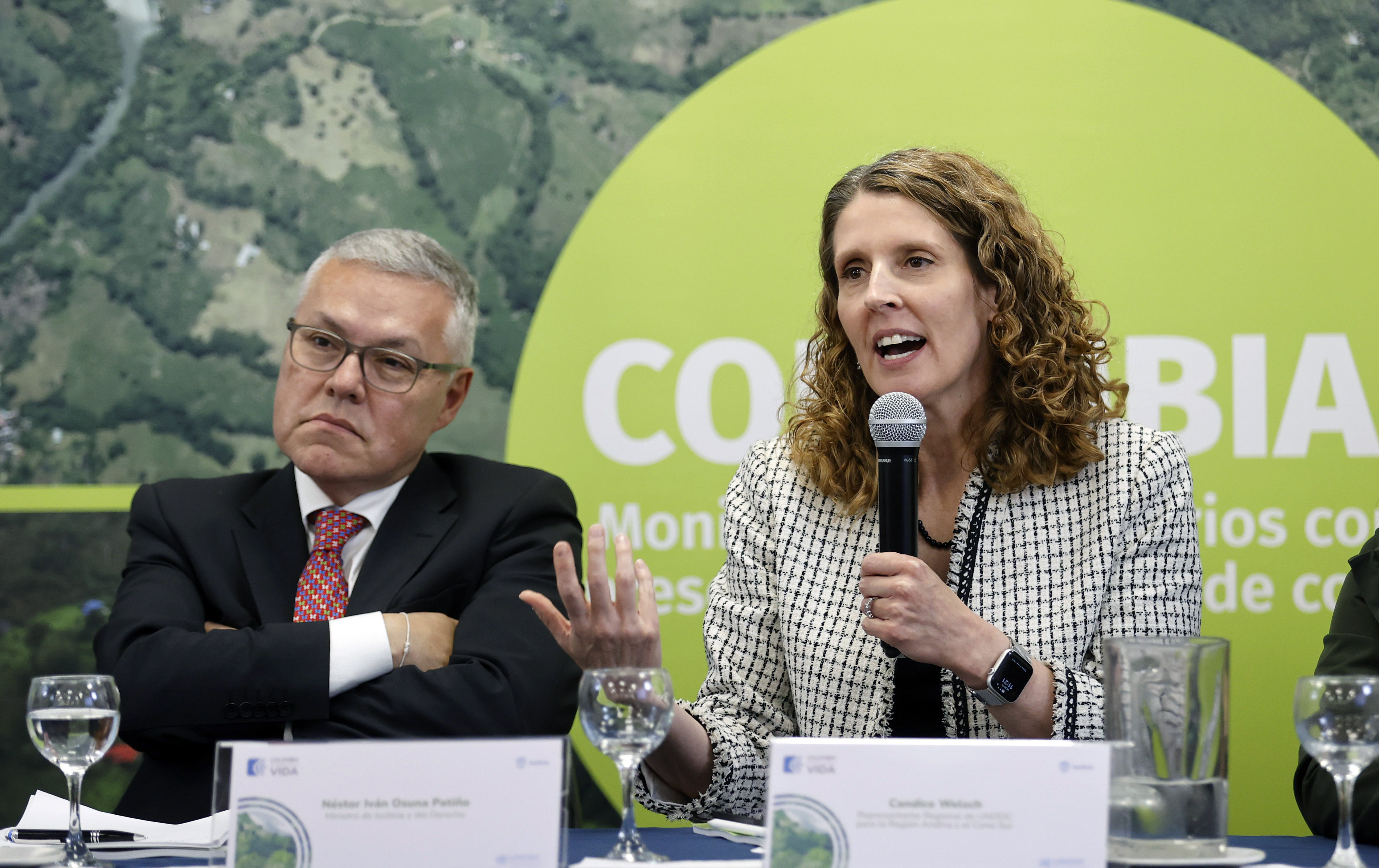 AME8703. BOGOTÁ (COLOMBIA), 11/09/2023.- El ministro colombiano de Justicia, Néstor Iván Osuna Patiño, y la representante Regional de UNODC para la Región Andina y el Cono Sur, Candice Welsch, presentan un informe sobre el monitoreo de cultivos ilícitos en Colombia hoy, en Bogotá (Colombia). Los cultivos de coca crecieron un 13 % en Colombia y se ubicaron en 230.000 hectáreas en 2022, lo que supone la mayor cifra histórica por segundo año consecutivo, y también un incremento en la producción potencial de cocaína, reveló este lunes la Oficina de las Naciones Unidas contra la Droga y el Delito (Unodc, sigla en inglés) en su informe anual. EFE/ Mauricio Dueñas Castañeda