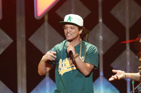 A Bruno Mars se le incendió el escenario en Escocia