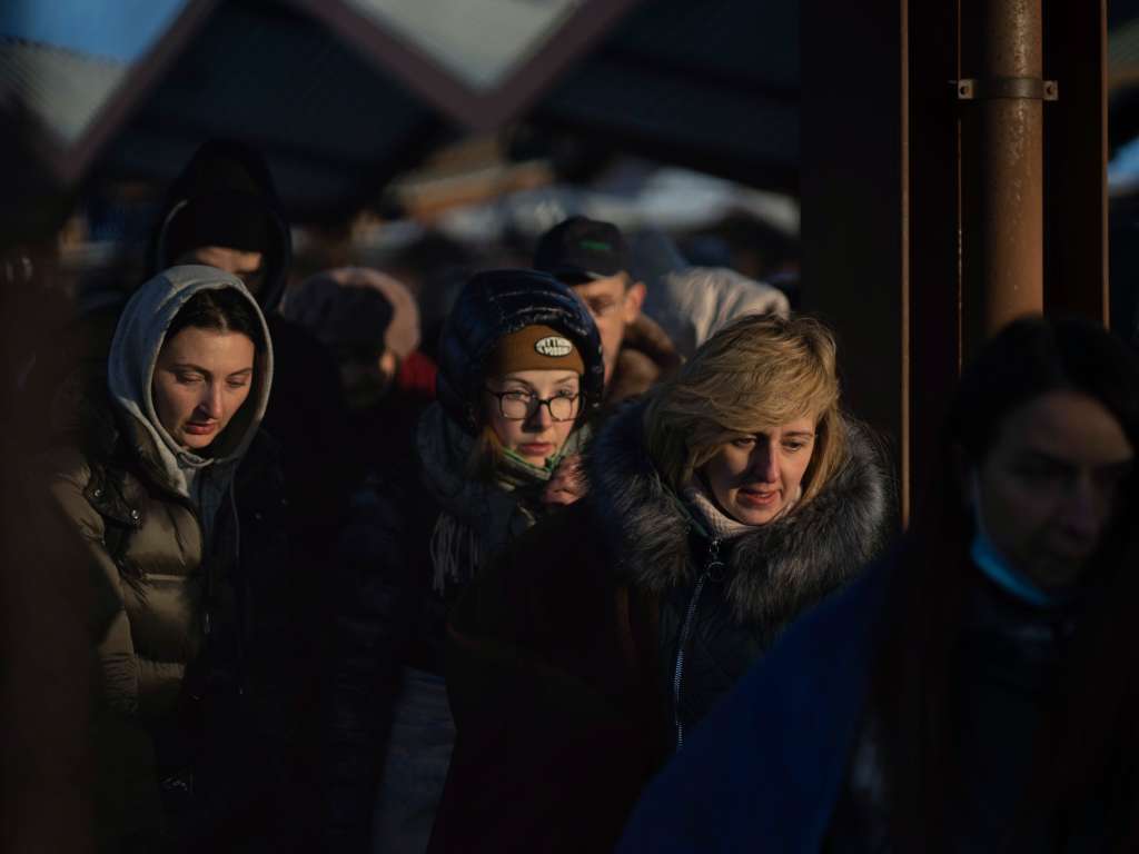 PRZEMYSL (POLNIA), 27/02/2022.- Refugiados ucranianos a su llegada este domingo a la estación de tren de tren de Przemsyl, en Polonia, que se ha convertido en uno de los principales puntos de llegada para los refugiados que huyen de la guerra, más de 150.000. EFE/Borja Sánchez