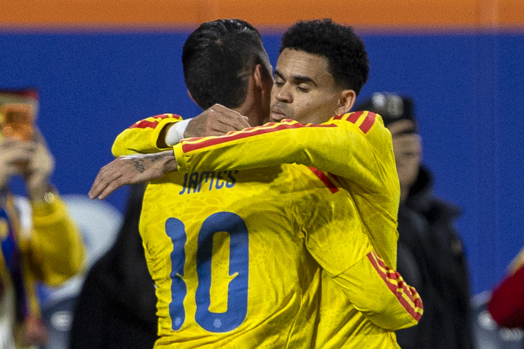 AMDEP9223. NUEVA YORK (ESTADOS UNIDOS), 18/11/2025.- James Rodríguez (i) y Luis Díaz de Colombia celebran un gol este martes, en un partido amistoso entre las selecciones de Colombia y Australia en el estadio Citi Field, en Nueva York (Estados Unidos). EFE/ Angel Colmenares