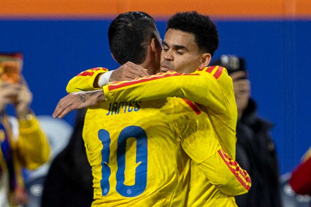 AMDEP9223. NUEVA YORK (ESTADOS UNIDOS), 18/11/2025.- James Rodríguez (i) y Luis Díaz de Colombia celebran un gol este martes, en un partido amistoso entre las selecciones de Colombia y Australia en el estadio Citi Field, en Nueva York (Estados Unidos). EFE/ Angel Colmenares