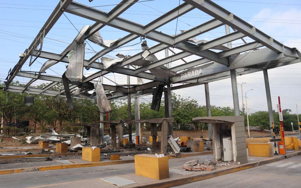 AME1624. CÚCUTA (COLOMBIA), 20/02/2025.- Fotografía del peaje de Villa del Rosario este jueves, en Cúcuta (Colombia). Una oleada terrorista sacudió en las últimas horas la frontera de Colombia con Venezuela donde desconocidos destruyeron el peaje ubicado en la autopista internacional que comunica a Cúcuta con San Antonio del Táchira, confirmaron las autoridades. EFE/ Mario Caicedo