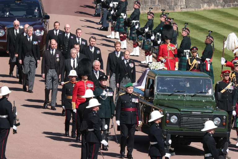 Los cuatro hijos y varios de los nietos de la pareja real acompañaron a pie hasta allí al Land Rover especialmente diseñado por Felipe para llevar su féretro durante un breve cortejo fúnebre por los jardines del castillo.