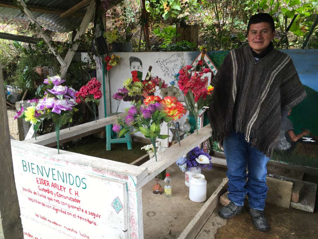 El padre de Eider Arley Campo en la tumba de su hijo.