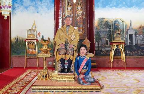 Rey de Tailandia restituye a la “concubina real”, caída en desgracia por “ambiciosa”