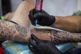 Hallan muerto a tatuador en Medellín: en su casa encontraron restos humanos y armas