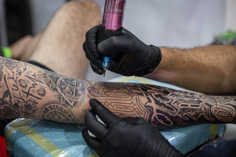 Investigan muerte de joven tras realizarse un tatuaje en el evento “Expotatuaje Medellín”
