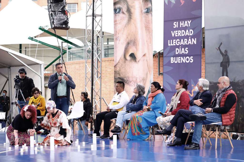 BOG400 BOGOTÁ (COLOMBIA), 29/06/2022.- Fotografía cedida hoy por la Comisión de la Verdad que muestra a un grupo asistentes al acto de entrega del legado a las víctimas del conflicto por parte de la Comisión de la Verdad en Bogotá (Colombia). La Comisión de la Verdad hizo este miércoles la entrega oficial de su informe final a las víctimas del conflicto colombiano, que son quienes han aportado la "verdad verdadera" de los pueblos que sufrieron -y siguen sufriendo- la violencia en Colombia. EFE/ Comisión de la Verdad /SOLO USO EDITORIAL SOLO DISPONIBLE PARA ILUSTRAR LA NOTICIA QUE ACOMPAÑA (CRÉDITO OBLIGATORIO)