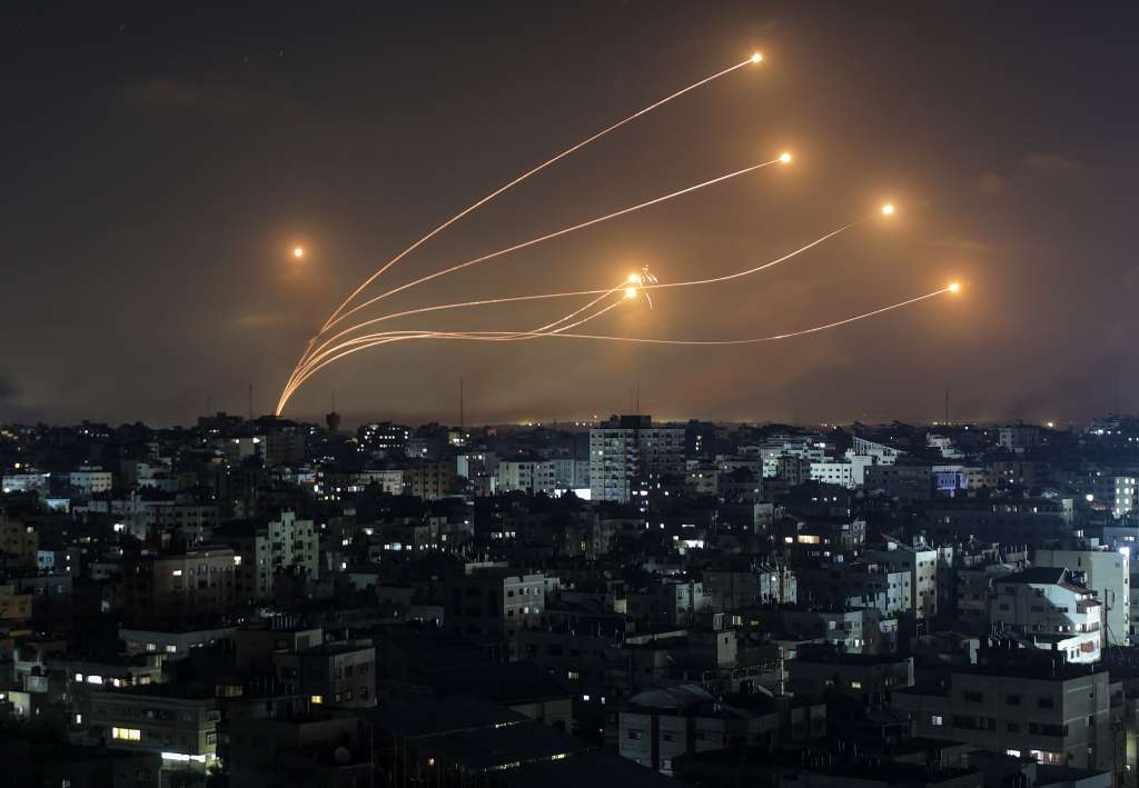 Gaza (---), 11/10/2023.- Israeli Iron Dome intercepts missiles launched from the Gaza strip on, 11 October 2023. More than 1,000 Palestinians have been killed and over 5,000 others injured, according to the Palestinian Ministry of Health, after Israel started bombing the Palestinian enclave in response to attacks carried out by the Islamist movement Hamas on Israel from the Gaza Strip on 07 October. More than 3,000 people, including 1,500 militants from Hamas, have been killed and thousands injured in Gaza and Israel since 07 October, according to Israeli military sources and Palestinian officials. EFE/EPA/MOHAMMED SABER
