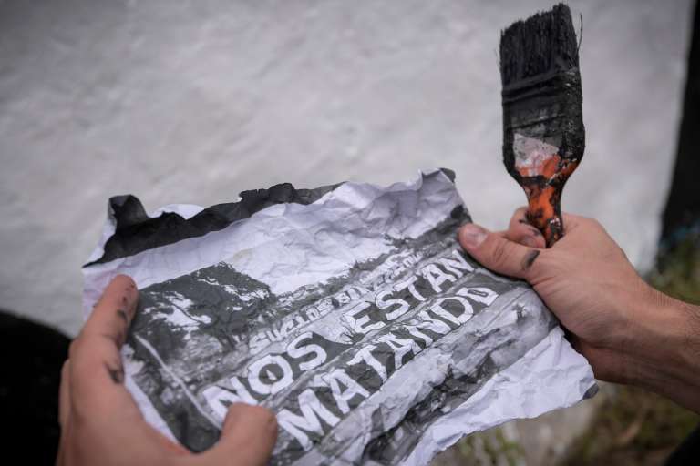 Se trata de un mural que pintaron en el noroccidente de la capital. Este dice "Nos Están Matando".