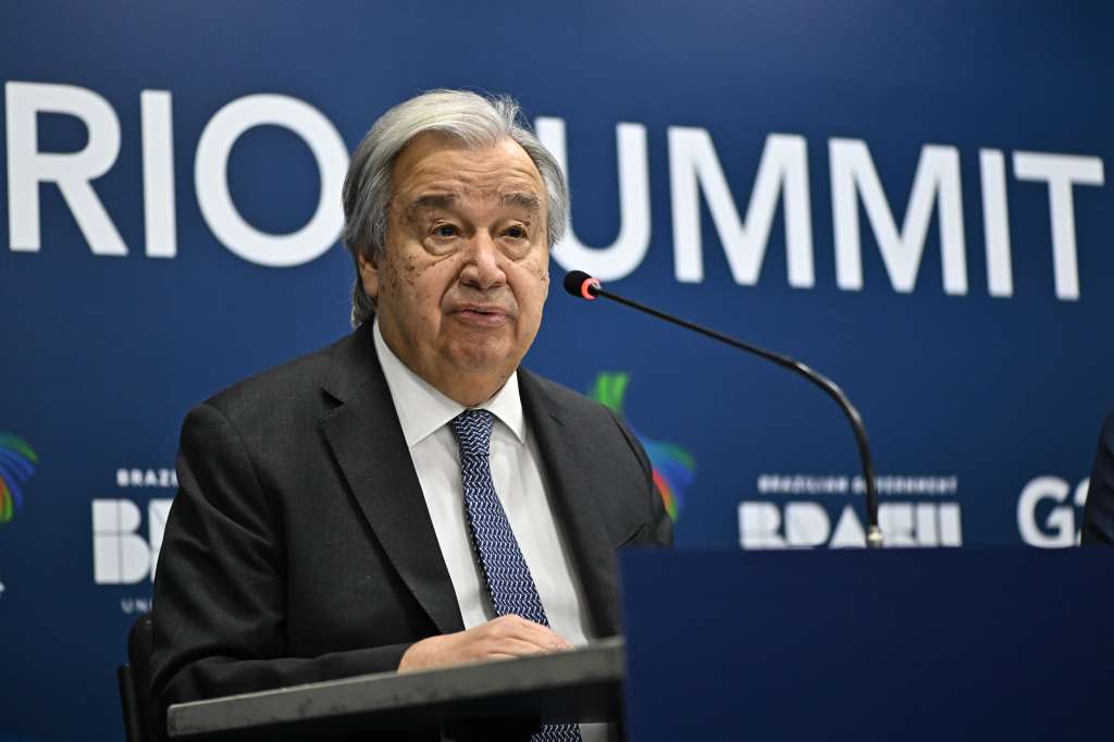 AME8331. RÍO DE JANEIRO (BRASIL), 17/11/2024.- El secretario general de las Naciones Unidas (ONU), António Guterres, habla durante una conferencia de prensa en el centro de prensa del G20, este domingo en Rio de Janeiro (Brasil). Guterres, ha manifestado su "preocupación" por el estado de las negociaciones en la cumbre climática de Bakú (COP29) y ha demandado a los países del G20 "liderazgo" y "compromiso" para alcanzar un "resultado satisfactorio". EFE/Andre Borges