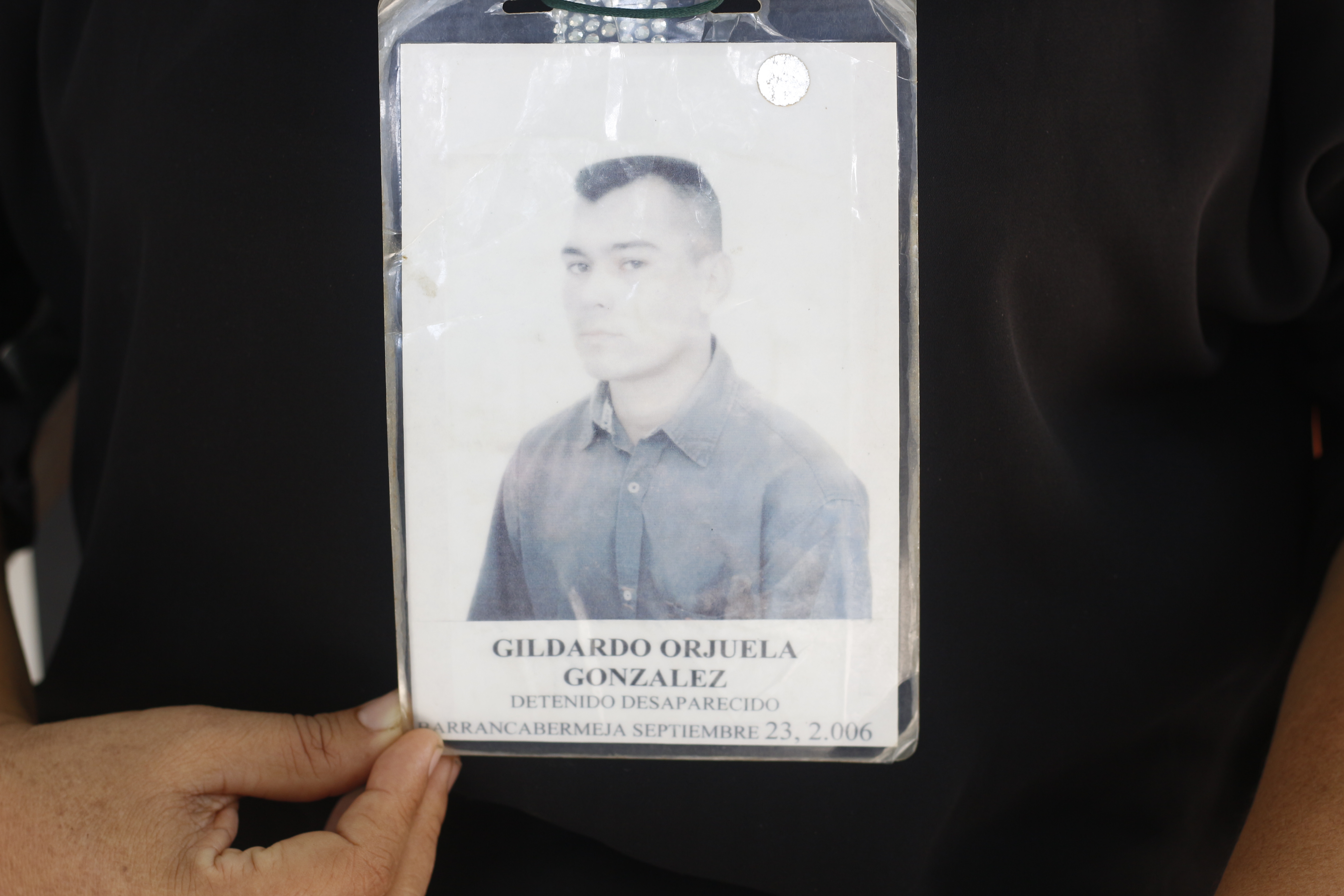 Marcela Serna sostiene la fotografía de Gildardo Orjuela, su esposo desaparecido.