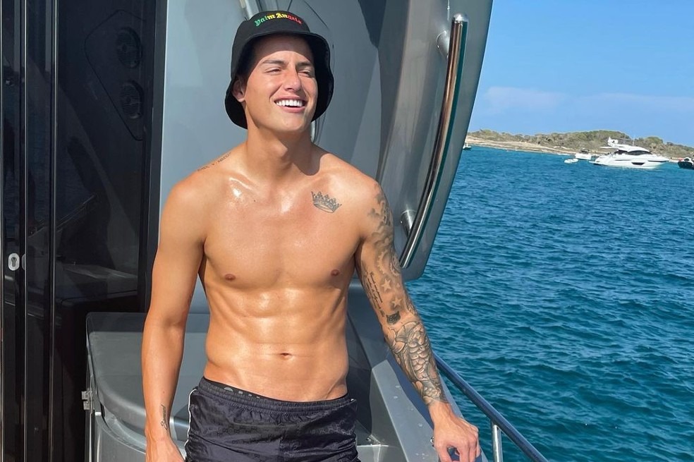 James Rodríguez se fue en su avión privado a Ibiza. Los paparazzi lo captaron fumando cigarrillo electrónico.