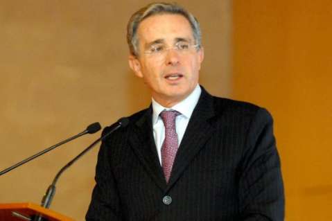 Santos premia a los asesinos con acuerdo sobre el agro: Uribe