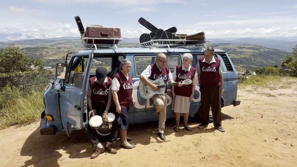 “Los Clásicos” grabaron su audición, luego de que la van en la que viajaban rumbo a un show de jóvenes talentos se varara y los dejara en el camino.