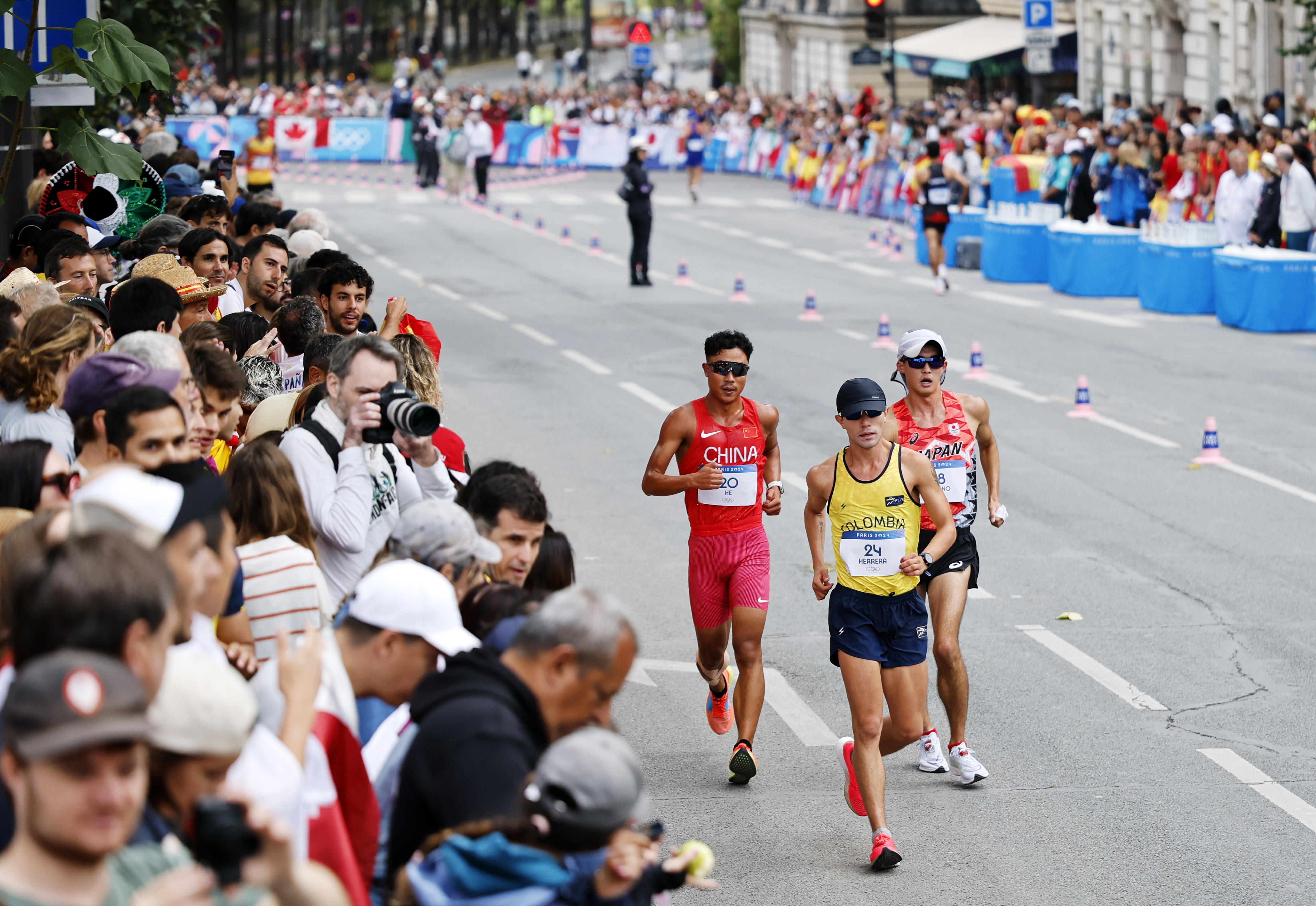 Saint-denis (France), 07/08/2024.- He Xianghong of China (3-R), Mateo Romero of Colombia (2-R) and Masatora Kawano of Japan (R) compete during the Marathon Race Walk Relay Mixed event of the Athletics competitions in the Paris 2024 Olympic Games, at the Trocadéro in Paris, France, 07 August 2024. (Maratón, marcha, Francia, Japón, Roma) EFE/EPA/TOLGA AKMEN