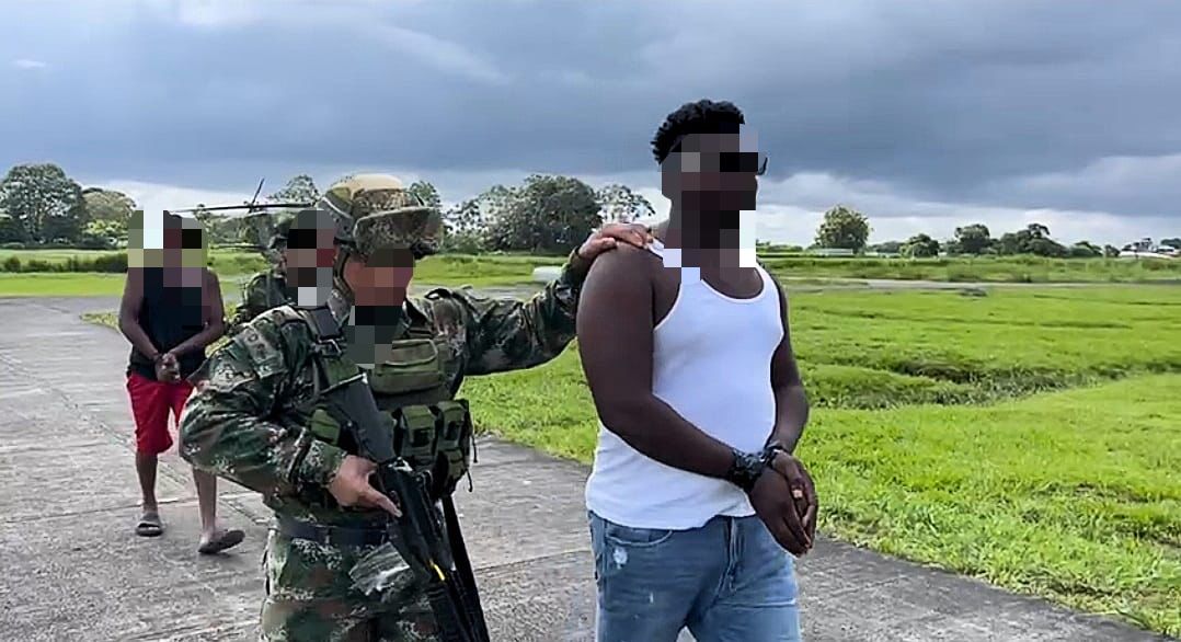 El hombre fue capturado junto a su anillo de seguridad.