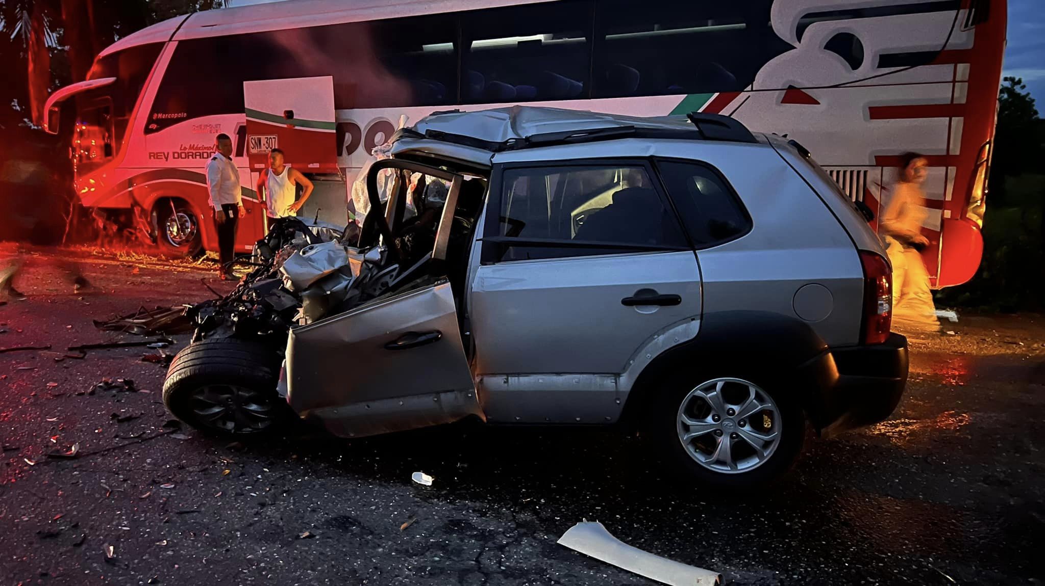 En el vehículo particular se movilizaban 6 personas, 5 de ellas fallecieron en el siniestro.