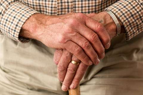 Anciano de San Andrés, que abandonaron y sufre de cáncer, fue cobijado por la ley del adulto mayor